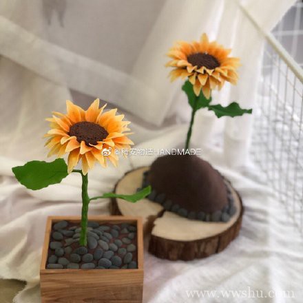 用粘土做出来的永生向日葵花朵